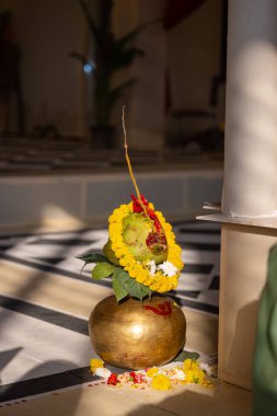 Çiçek ve yapraklarla süslenmiş dekoratif pirinç kap.