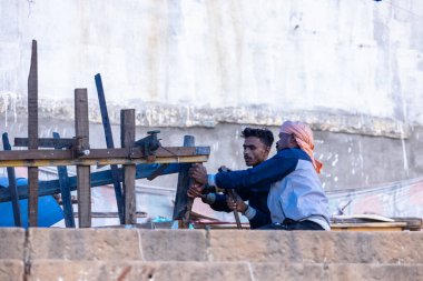 Puşkar, Rajasthan, Hindistan - 10 Kasım 2024: Geleneksel giysili bir Rajasthani insanının portresi.