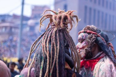 Varanasi, Uttar Pradesh, Hindistan - 21 Mart 2024: Masan Holi, Harishchandra ghat 'ta düzenlenen kutlama sırasında Lord Shiva gibi giyinmiş kuru külle boyanmış yüzü olan bir dindar..