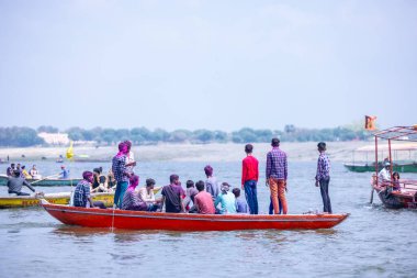 Varanasi, Uttar Pradesh, Hindistan - 21 Mart 2024: Masan Holi, Masan Holi, Mankarnika Varanasi 'de düzenlenen gemi festivaline katılan kimliği belirsiz bir grup dindar.