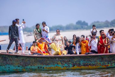 Varanasi, Uttar Pradesh, Hindistan - 21 Mart 2024: Masan Holi, Masan Holi, Mankarnika Varanasi 'de düzenlenen gemi festivaline katılan kimliği belirsiz bir grup dindar.