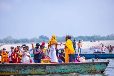 Varanasi, Uttar Pradesh, Hindistan - 21 Mart 2024: Masan Holi, Masan Holi, Mankarnika Varanasi 'de düzenlenen gemi festivaline katılan kimliği belirsiz bir grup dindar.