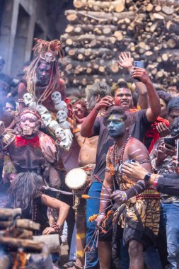 Varanasi, Uttar Pradesh, Hindistan - 21 Mart 2024: Masan Holi, Masan Holi, Varanasi 'nin manikarnika ghat' ında düzenlenen İstanbul Holi festivaline katılan isimsiz dindarlar grubu  