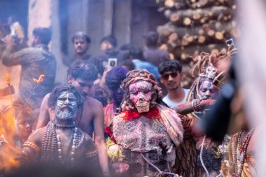 Varanasi, Uttar Pradesh, Hindistan - 21 Mart 2024: Masan Holi, Masan Holi, Varanasi 'nin manikarnika ghat' ında düzenlenen İstanbul Holi festivaline katılan isimsiz dindarlar grubu  