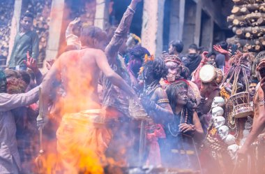 Varanasi, Uttar Pradesh, Hindistan - 21 Mart 2024: Masan Holi, Masan Holi, Varanasi 'nin manikarnika ghat' ında düzenlenen İstanbul Holi festivaline katılan isimsiz dindarlar grubu  