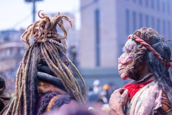 Varanasi, Uttar Pradesh, Hindistan - 21 Mart 2024: Masan Holi, Harishchandra ghat 'ta düzenlenen kutlama sırasında Lord Shiva gibi giyinmiş kuru külle boyanmış yüzü olan bir dindar..