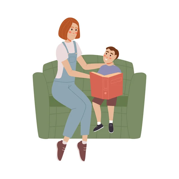 Mamá está leyendo un libro para niños a su hijo — Vector de stock