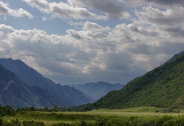 Katun nehri yakınlarındaki Altai dağları bulutların üzerinde. Yeşil dağlar ve vadi. Altai. Sibirya.