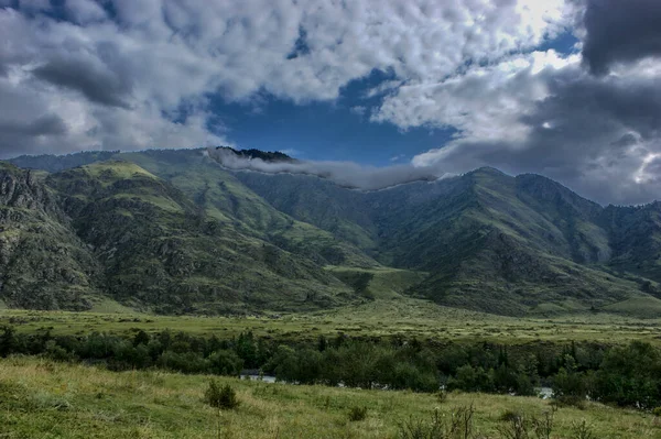 Vadi Katun Altai. Dağlar bulutlu mavi gökyüzüne karşı. Altai Dağı