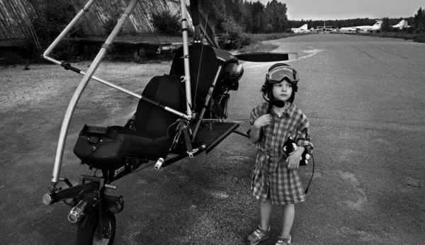 Uçuşlar ve uçaklar hakkında küçük bir kızın hayalini kuruyor. Monino mu? Eski havalimanı. 