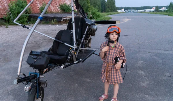 Uçuşlar ve uçaklar hakkında küçük bir kızın hayalini kuruyor. Monino mu? Eski havalimanı. 