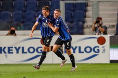 BERGAMO, İtalya - 8 Temmuz 2020: İtalyan Serie A Soccer Championship. Atalanta Sampdoria 'ya karşı 2-0, Atalanta Oyuncuları Rafael Toloi' nin golünü kutluyor. 