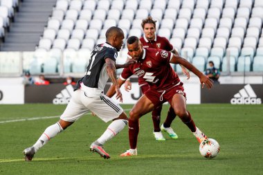TURIN, İtalya - 04 Temmuz 2020 İtalyan Serie A Soccer Championship. Juventus Torino 'ya karşı 4-1, Douglas Costa, Juventus ve Koffi Djidji, Torino, top için yarışın..