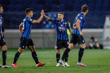 BERGAMO, İtalya - 8 Temmuz 2020: İtalyan Serie A Soccer Championship. Atalanta Sampdoria 'ya karşı 2-0, Atalanta Oyuncuları Rafael Toloi' nin golünü kutluyor. 