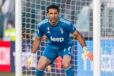 TURIN, İtalya - 04 Temmuz 2020 İtalyan Serie A Soccer Championship. Juventus Torino 'ya karşı 4-1, Gianluigi Buffon, Juventus' un kalecisi 648 'in yeni rekorunu kutluyor..