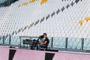 TURIN, İtalya - 04 Temmuz 2020 İtalyan Serie A Soccer Championship. Juventus Torino 'ya karşı 4-1, boş stadyumda Cameramen 