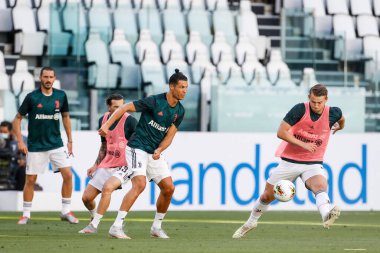 TURIN, İtalya - 04 Temmuz 2020 İtalyan Serie A Soccer Championship. Juventus Torino 'ya karşı 4-1, Cristiano Ronaldo ve Juventus' un takım arkadaşları ısınma turunda. 