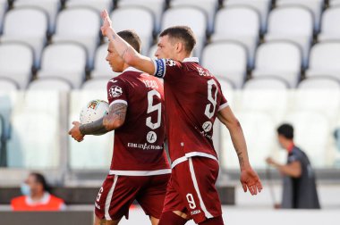 TURIN, İtalya - 04 Temmuz 2020 İtalyan Serie A Soccer Championship. Juventus Torino 'ya karşı 4-1, Andrea Belotti ve Torino' nun takım arkadaşları, golü kutluyorlar.. 