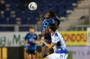 BERGAMO, İtalya - 8 Temmuz 2020: İtalyan Serie A Soccer Championship. Atalanta Sampdoria 'ya karşı 2-0, Duvan Zapata, Atalanta ve Maya Yoshida, Sampdoria, top için yarışıyorlar.. 