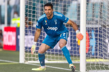 TURIN, İtalya - 04 Temmuz 2020 İtalyan Serie A Soccer Championship. Juventus Torino 'ya karşı 4-1, Gianluigi Buffon, Juventus' un kalecisi 648 'in yeni rekorunu kutluyor..