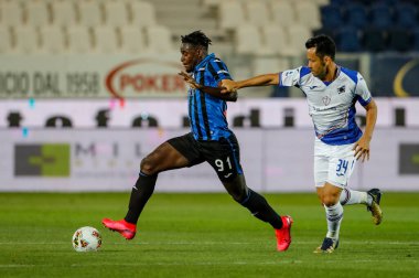 BERGAMO, İtalya - 8 Temmuz 2020: İtalyan Serie A Soccer Championship. Atalanta Sampdoria 'ya karşı 2-0, Duvan Zapata, Atalanta ve Maya Yoshida, Sampdoria, top için yarışıyorlar.. 