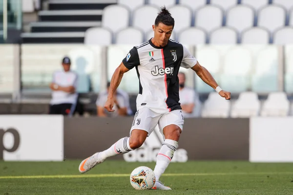 TURIN, İtalya - 04 Temmuz 2020 İtalyan Serie A Soccer Championship. Juventus Torino 'ya karşı 4-1, Cristiano Ronaldo, Juventus serbest vuruşta gol attı..