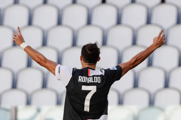 TURIN, İtalya - 04 Temmuz 2020 İtalyan Serie A Soccer Championship. Juventus Torino 'ya karşı 4-1, Cristiano Ronaldo, Juventus, golü kutluyor.. 