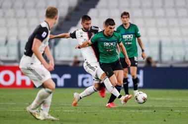 Turin, İtalya - 11 Temmuz 2020: İtalyan Serie A Soccer Championship. Juventus, Atalanta 'ya karşı 2-2, Ruslan Malinovskyi, Atalanta ve Rodrigo Bentancur, Juventus, top için yarışıyor.
