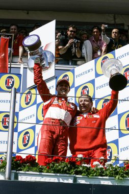 IMOLA, İtalya - 21. / 23RD Nisan 2006: F1 Dünya Şampiyonası. San Marino Grand Prix 'si, Michael Schumacher, Almanya, Ferrari, yarışı kazanıyor ve Jean Todt ile birlikte podyumda kutluyor.