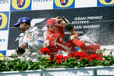 IMOLA, İtalya - 21. / 23RD Nisan 2006: F1 Dünya Şampiyonası. San Marino Grand Prix 'si, Michael Schumacher, Almanya, Ferrari, yarışı kazanıyor ve Jean Todt ile birlikte podyumda kutluyor.