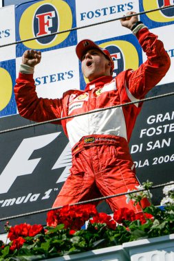 IMOLA, İtalya - 21. / 23RD Nisan 2006: F1 Dünya Şampiyonası. San Marino Grand Prix 'si, Michael Schumacher, Almanya, Ferrari, yarışı kazandı ve Fernando Alonso ve Juan Pablo Montoya ile birlikte podyumda kutladı.