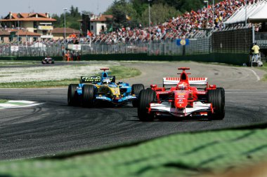 IMOLA, İtalya - 21. / 23RD Nisan 2006: F1 Dünya Şampiyonası. San Marino Grand Prix 'si, Michael Schumacher, Almanya, Ferrari ve Fernando Alonso, İspanya, Renault, zafer için savaşıyorlar.