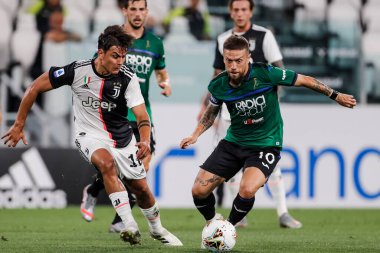 Turin, İtalya - 11 Temmuz 2020: İtalyan Serie A Soccer Championship. Juventus, Atalanta 'ya karşı 2-2, Alejandro Gomez, Atalanta ve Paulo Dybala, Juventus, top için yarışın.