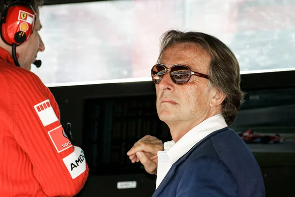 IMOLA, İtalya - 21. / 23RD Nisan 2006: F1 Dünya Şampiyonası. San Marino Grand Prix 'si, Luca Cordero Di Montezemolo, Ferrari başkanı, çukur duvarında 