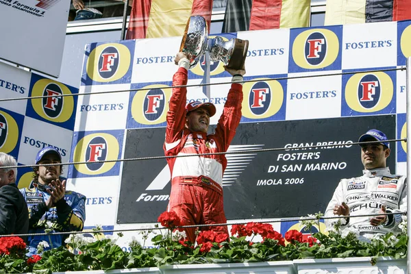 IMOLA, İtalya - 21. / 23RD Nisan 2006: F1 Dünya Şampiyonası. San Marino Grand Prix 'si, Michael Schumacher, Almanya, Ferrari, yarışı kazanır ve kutlar.