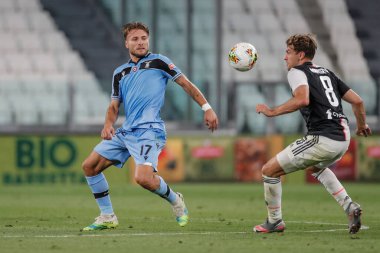 Turin, İtalya - 20 Temmuz 2020 İtalyan Serie A Futbol Şampiyonası. Juventus Lazio 'ya karşı 2-1, Ciro Immobile, Lazio ve Aaron Ramsey, Juventus, top için yarışın. 