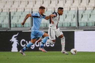 Turin, İtalya - 20 Temmuz 2020 İtalyan Serie A Futbol Şampiyonası. Juventus vS Lazio 2-1, Sergej Milinkoviç-Saviç, Lazio ve Alex Sandro, Juventus, top için yarışıyorlar.
