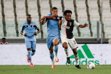 Turin, İtalya - 20 Temmuz 2020 İtalyan Serie A Futbol Şampiyonası. Juventus Lazio 'ya karşı 2-1, Juan Cuadrado, Juventus ve Luiz Felipe, Lazio, top için yarışıyorlar. 