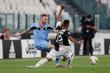 Turin, İtalya - 20 Temmuz 2020 İtalyan Serie A Futbol Şampiyonası. Juventus Lazio 'ya karşı 2-1, Manuel Lazzari, Lazio ve Alex Sandro, Juvenus, top için yarışıyorlar. 