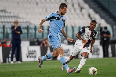 Turin, İtalya - 20 Temmuz 2020 İtalyan Serie A Futbol Şampiyonası. Juventus Lazio 'ya karşı 2-1, Francesco Acerbi, Lazio ve Douglas Costa, Juventus