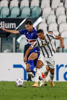 Cristiano Ronaldo, Juventus ve Albin Ekdal, Sampdoria, top için yarışın..