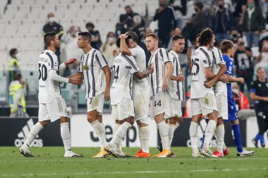 Andrea Pirlo, Koç Juventus, oyuncularıyla zaferi kutluyor..