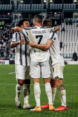 Cristiano Ronaldo, Juventus, takım arkadaşlarıyla golü kutluyor..