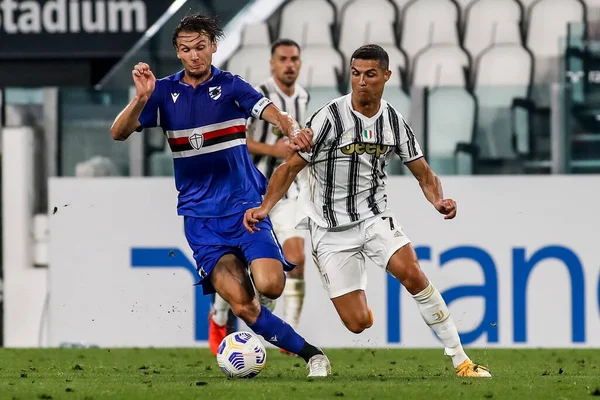 Cristiano Ronaldo Juventus Albin Ekdal Sampdoria Compiten Por Pelota —  Fotos de Stock