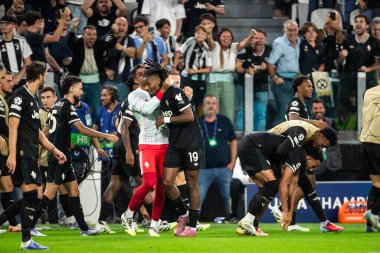 Torino, İtalya. 16 Eylül 2025. Allianz Juventus Stadyumu. UEFA Şampiyonlar Ligi 2025-26. Juventus, Borussia Dortmund 'a karşı. 4-4. Juventus oyuncuları golü kutluyor.