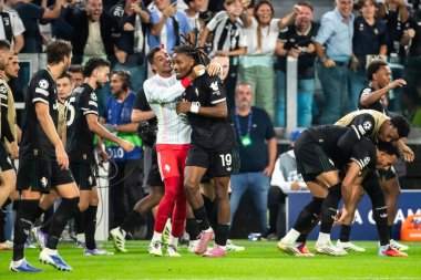 Torino, İtalya. 16 Eylül 2025. Allianz Juventus Stadyumu. UEFA Şampiyonlar Ligi 2025-26. Juventus, Borussia Dortmund 'a karşı. 4-4. Juventus oyuncuları golü kutluyor.