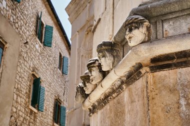 Shibenik şehrindeki katedralin heykelleri.