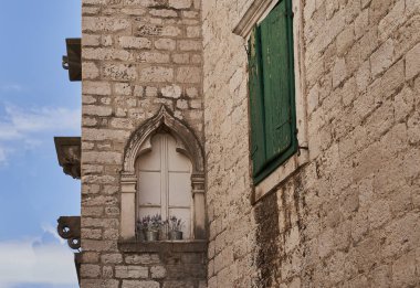 Eski binadaki gotik pencere