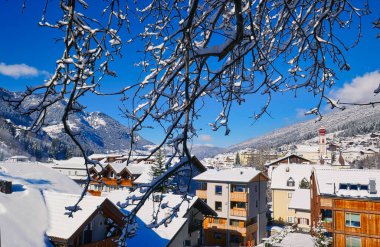 Dolomitler 'de güneşli bir kış gününde Alp köyü