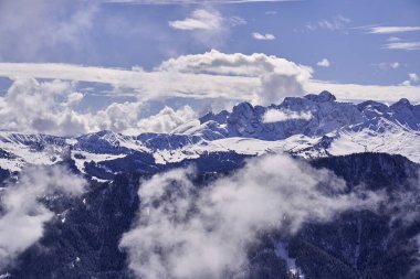 İtalyan dolomitleri içinde dağ yürüyüşü